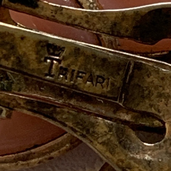 Vintage Trifari pink milk glass earrings. - Picture 5 of 5